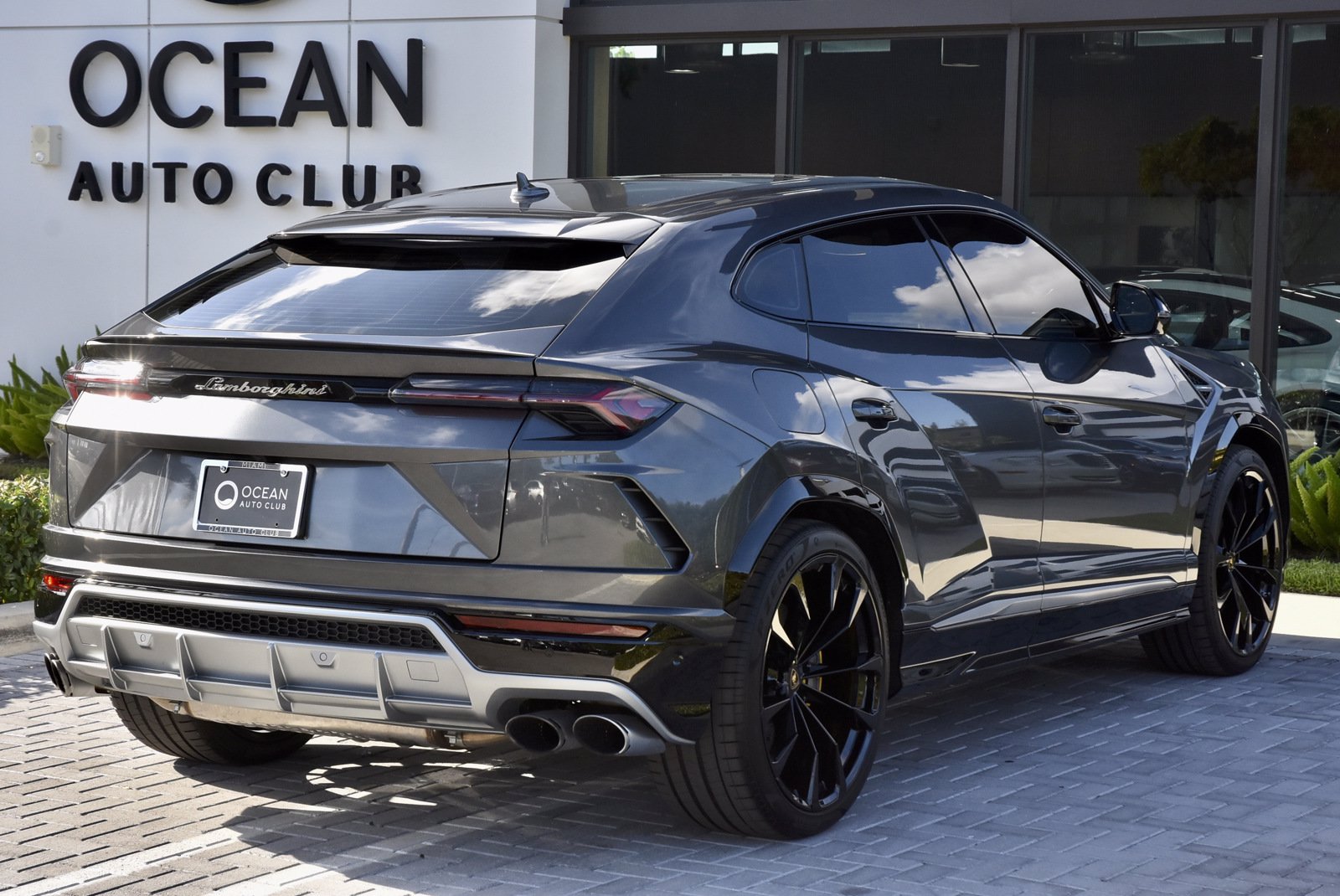 Lamborghini urus buy